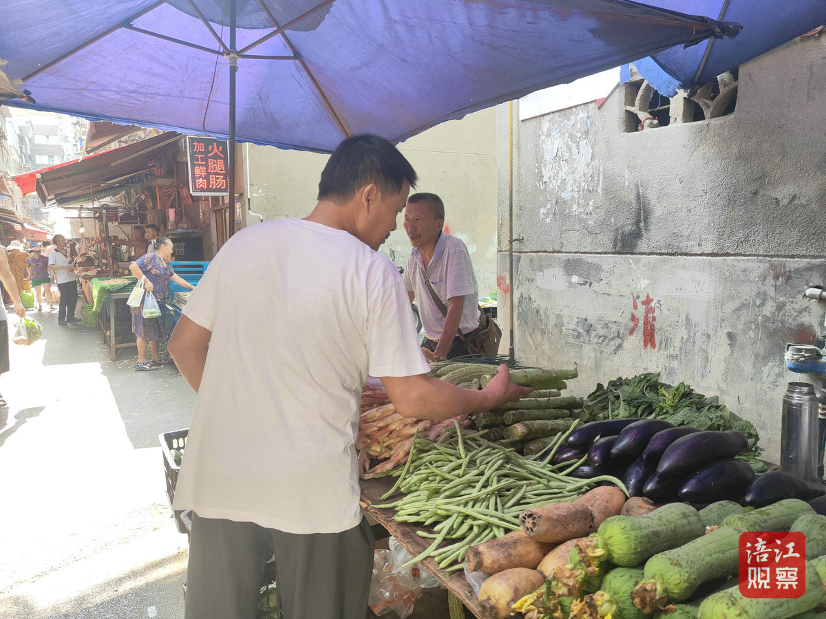 三河堰菜市場市民在買菜1_1.jpg